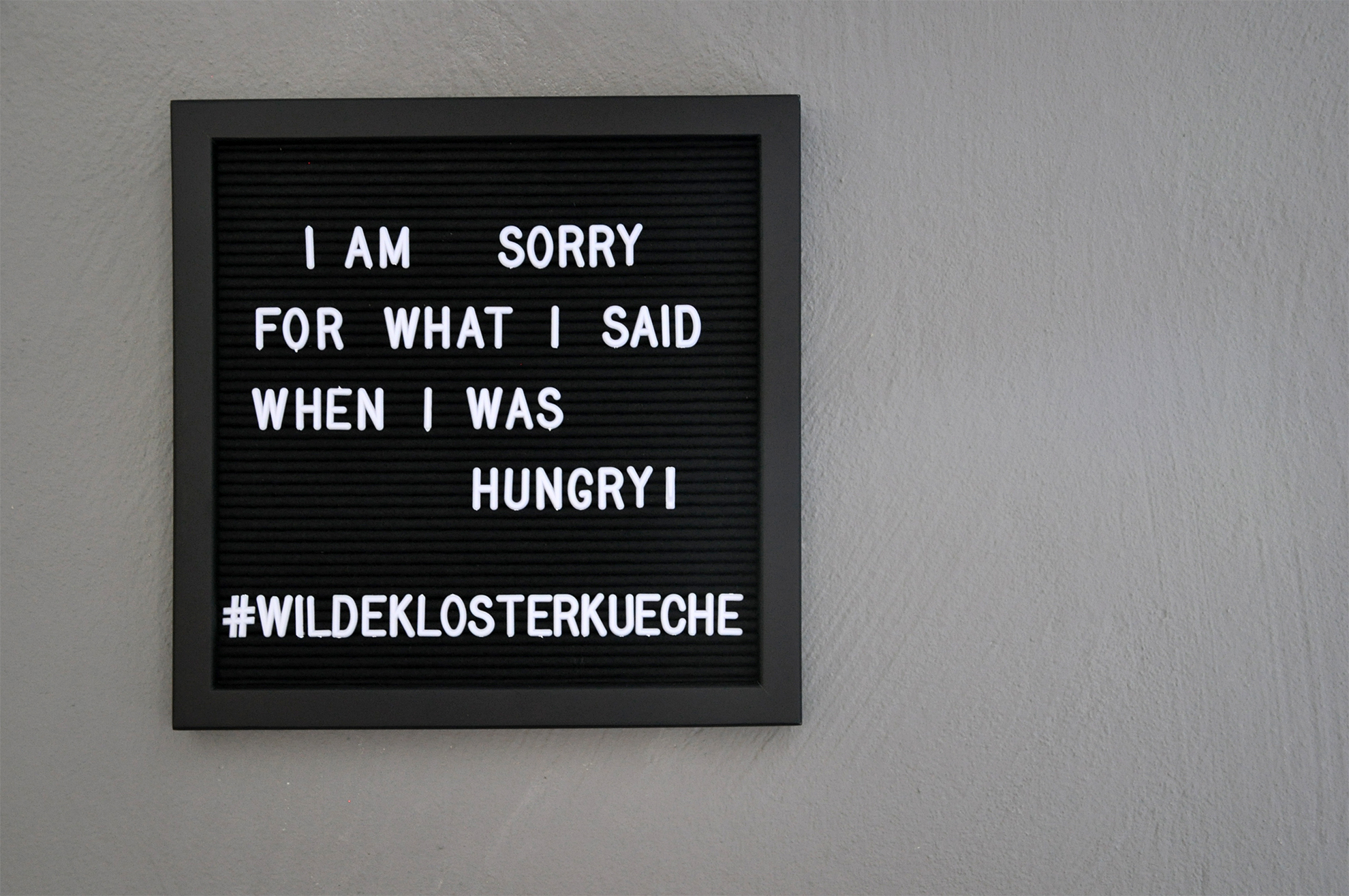 zwei1000_wilde_klosterkueche_interior_schild